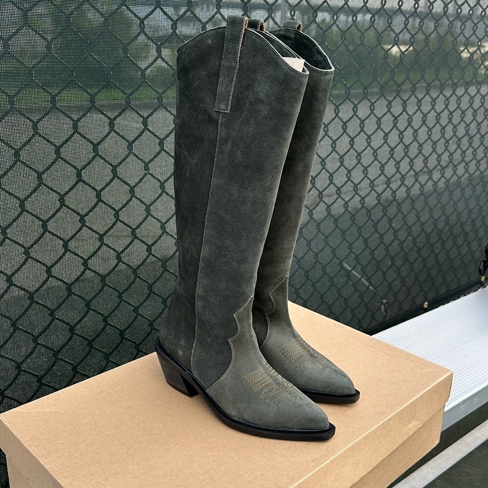 Brand new green suede ALOHAS Mount Pine boots